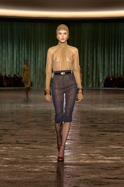 Look 28